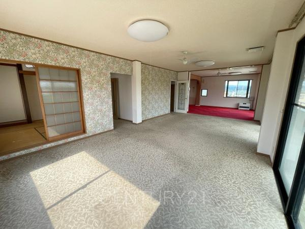渋川市半田中古一戸建ての居間・リビング