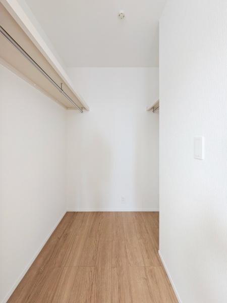 横浜市泉区和泉町の新築一戸建の収納|WICでお部屋もスッキリと利用できます！
洋服以外にも収納できるのは嬉しいポイント！