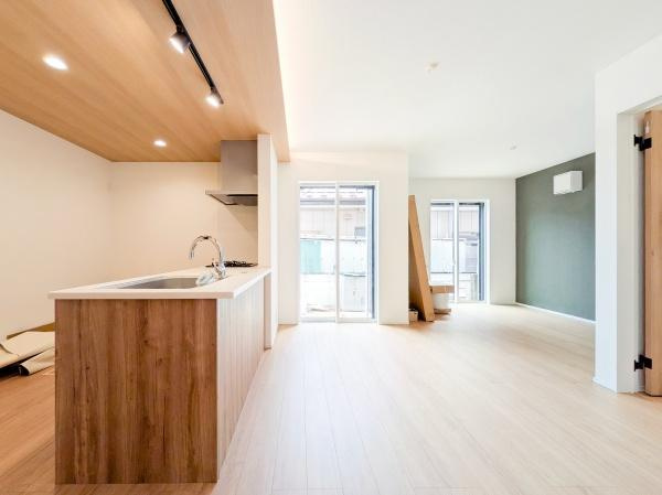横浜市泉区和泉町の新築一戸建の居間・リビング|明るいLDK！！
陽当たり良好です。