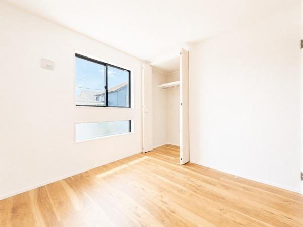 横浜市栄区鍛冶ケ谷町の新築一戸建の洋室|クローゼットもあるので収納にも困りません！
荷物が多い方にも安心です。