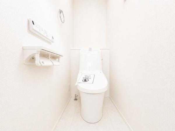 横浜市栄区鍛冶ケ谷町の新築一戸建のトイレ|清潔感のある内装のすっきりとしたデザインのトイレです。
水周りが綺麗だと安心ですね。
