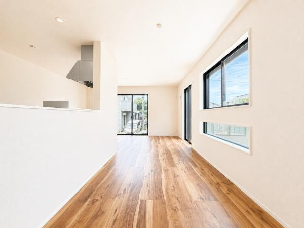 横浜市栄区鍛冶ケ谷町の新築一戸建の居間・リビング|窓からは明るい光が差し込みます！
電気をつけなくても明るいです。