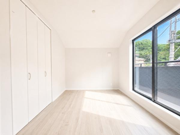 横浜市旭区西川島町の新築一戸建の洋室|窓からの光が嬉しい洋室です。
収納もあり、荷物が多い方にも安心です♪