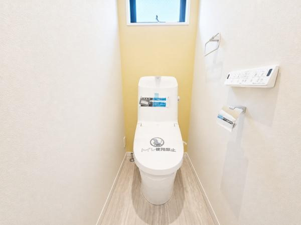 横浜市旭区西川島町の新築一戸建のトイレ|清潔感のある内装のすっきりとしたデザインのトイレです。
水周りが綺麗だと安心ですね。
