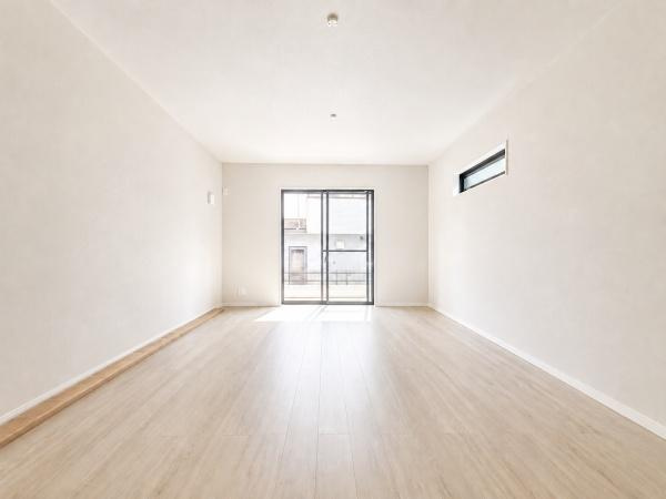 横浜市旭区西川島町の新築一戸建の居間・リビング|窓からは明るい光が差し込みます！
電気をつけなくても明るいです。

