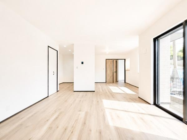 横浜市戸塚区汲沢４丁目の新築一戸建の居間・リビング|自慢したくなるリビング！
形も良く家具の配置にも困りません。