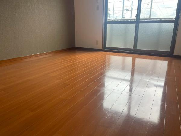 【洋室】 | プラージュ | 大きな窓とエアコンが付いている洋室です。