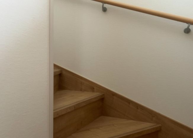 【内装】 | 建物の上下階の通路である階段は、その位置によって動線や室内の印象が大きく左右されます。手摺にも重要な役割があり、転倒の防止・歩行や動作を円滑にして日常生活を支えることを主な目的として設置されています。