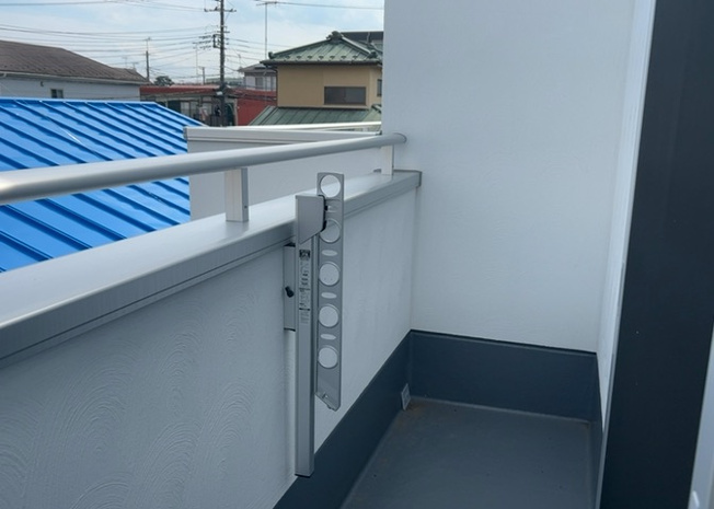 【バルコニー】 | バルコニーは、室外の専用スペースのうち、「屋根がなく開放された空間」であるものを指します。ベランダより広いタイプのものが多く、日当たりもよいため家庭菜園などを楽しみたい人にとって適した環境となります。