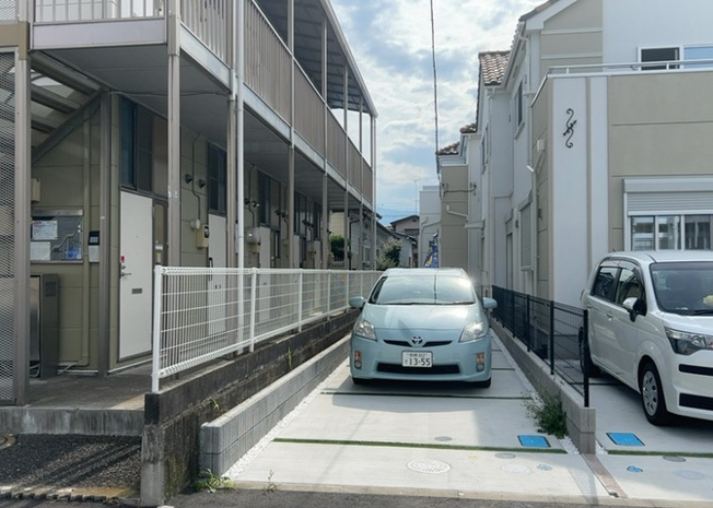 【前面道路含む現地写真】 | 住宅用の土地では前面道路に2m以上接していなければならないと法律で定められています。しかし、お持ちの車のサイズやライフスタイルなどにより、2mでは利便が悪い場合もございますので、事前に確認しましょう。