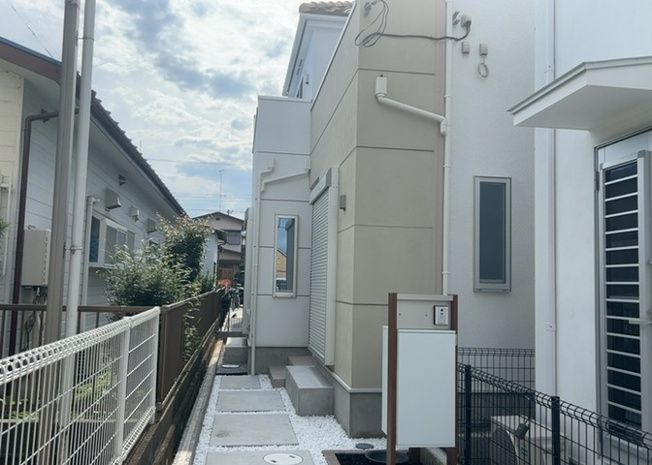 【庭】 | 庭があることでガーデニングや家庭菜園はもちろん、こどもの遊び場やペットを放して遊ぶことができます。また、家の周囲に余裕があるということです。隣地との間があれば、十分な日当たりと、風通しが確保できます。
