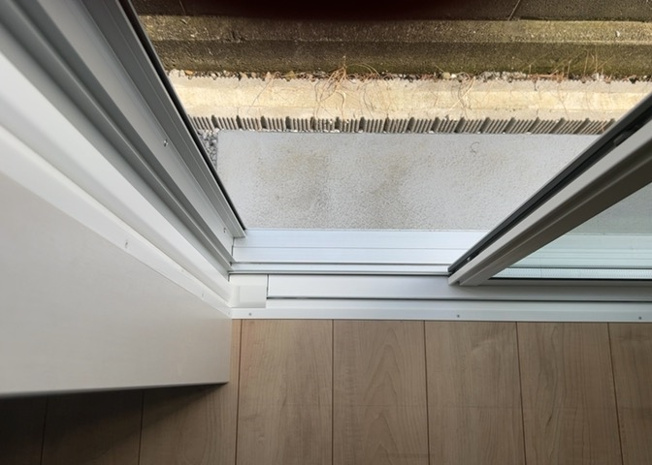 【内装】 | サッシとは、ガラス窓に使用される金属製の窓枠のことです。一般的に住宅建築では、金属製建具工事の段階で備え付けるもので、ガラス類や玄関、バスルームのスチール製のドアなどと同じタイミングで工事を行います。