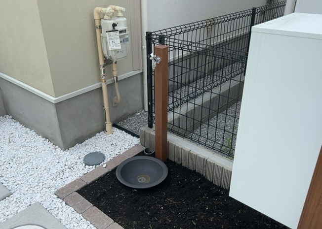 【設備】 | 敷地内には、散水栓や立水栓があります。水道水を直接利用できるため、水を運ぶ手間を省くことが出来ます。大量の水を必要とする洗車作業や清掃などに役立ちます。その他設備とあわせて、現地でご確認ください。