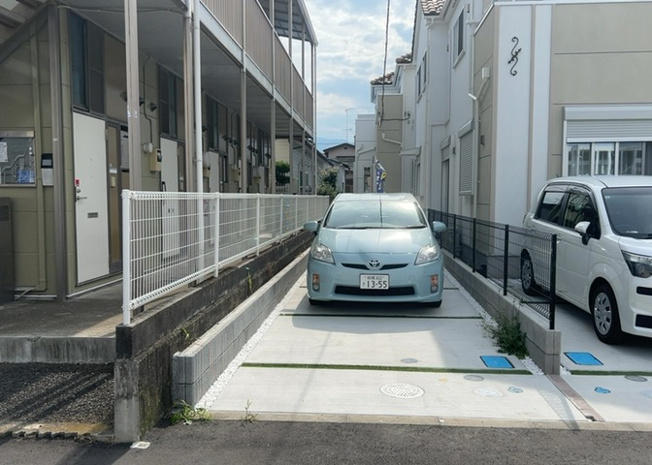 【前面道路含む現地写真】 | お持ちの車種によっては前面道路が広い方が便利でしょう。しかし、前面道路が広ければその分交通量が多くなるため、騒音などが気になる場合があります。実際に現地を見学し、周辺交通量や騒音などを確認しましょう！