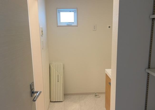 【脱衣所】 | 多くの戸建て住宅で見かける洗面脱衣所は、洗面台と洗濯機が2畳ほどのスペースに並べられていて、洗面所が脱衣所を兼ね備えている間取りが一般的です。お客様が利用することもある、パブリックな空間でもあります。