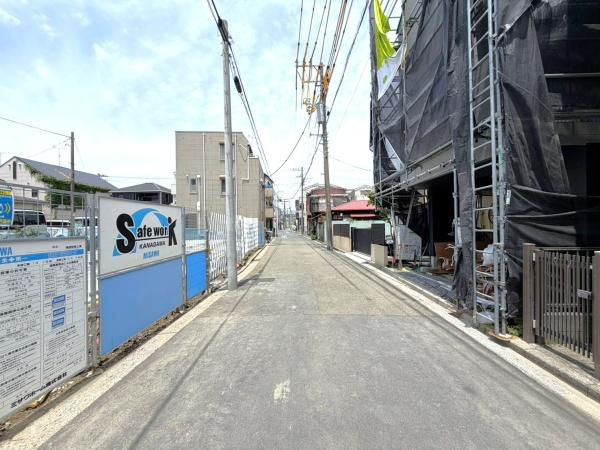 横浜市磯子区滝頭２丁目の新築一戸建の前面道路含む現地写真