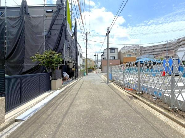 横浜市磯子区滝頭２丁目の新築一戸建の前面道路含む現地写真
