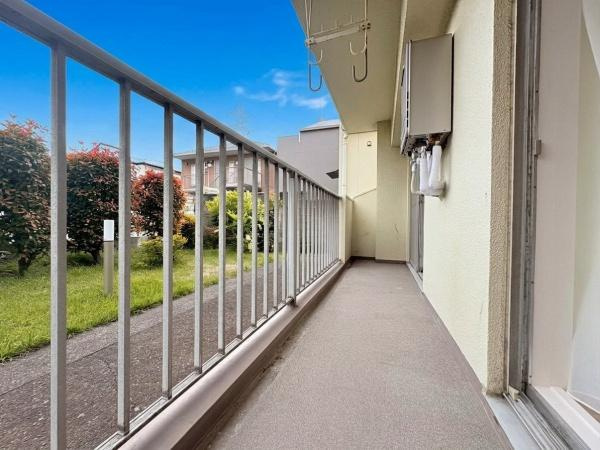 カサベルダのバルコニー|バルコニーからは緑の景色が広がり開放感があります。植栽で外から視線をさえぎりプライバシー保護が図られています。ゆったりとしたスペースが確保されており使い勝手も良好です。
