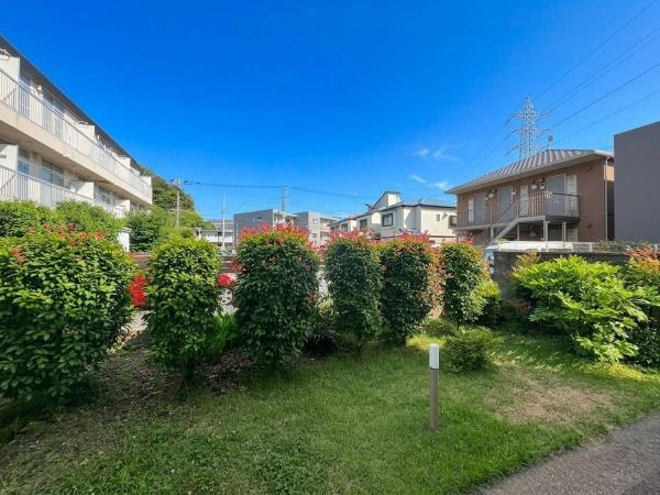 カサベルダのその他|青空と緑が広がる現地からの眺望です。住宅や植栽の整った街並みが広がり開放感を感じられます。建物が隣接しておらず日当たりの良い環境が魅力的です。