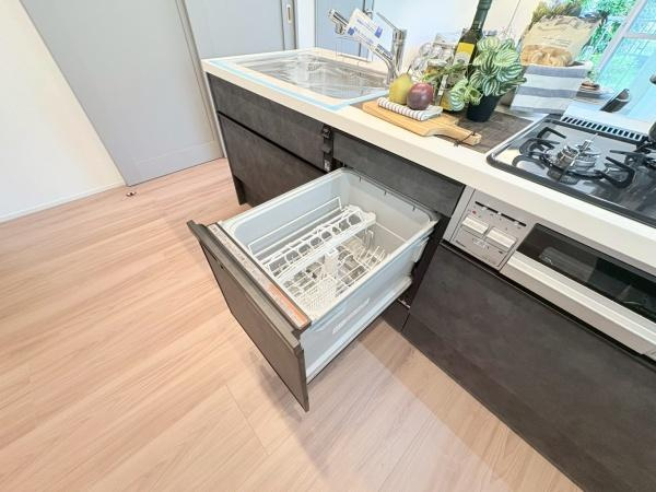 カサベルダのキッチン|キッチンに食器洗浄機が設置されており作業効率をサポートします。ブラックカラーの収納が空間を引き締めます。ナチュラルな床材が室内の印象を明るく見せます。