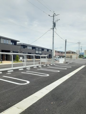 アヴニールＤの駐車場