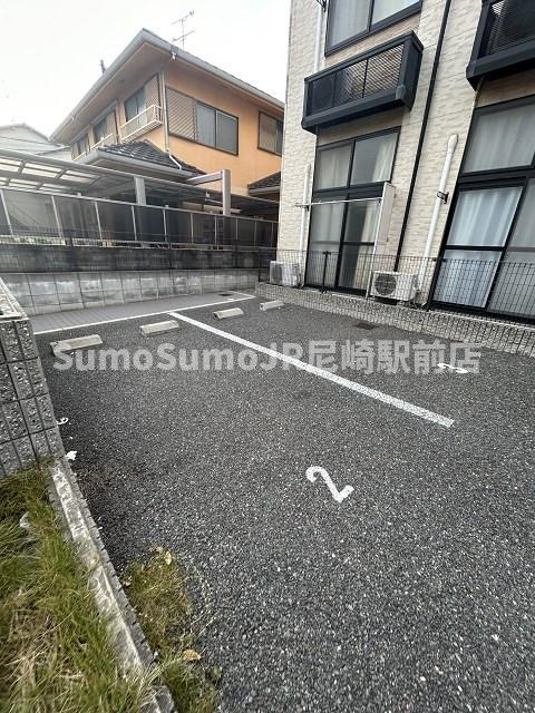 尼崎市西長洲町２丁目のアパートの駐車場