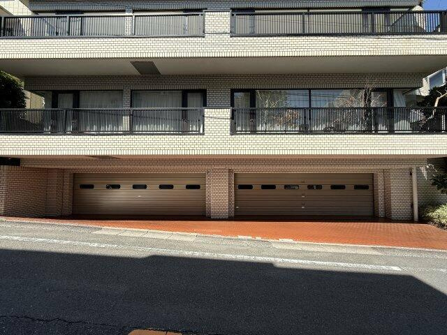 クリスティホームズ三田の駐車場