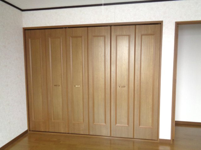 北見市とん田東町598番2　中古売家の収納|2階洋室8帖収納