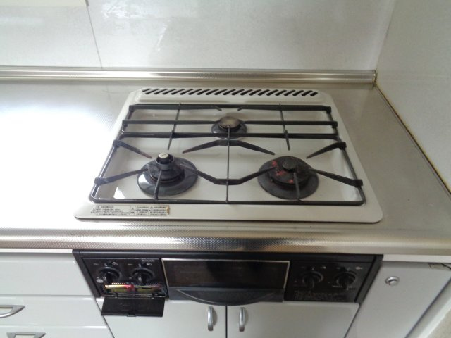 北見市とん田東町598番2　中古売家のキッチン|3口ガスコンロ