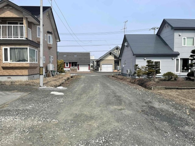 北見市とん田東町598番2　中古売家の前面道路含む現地写真