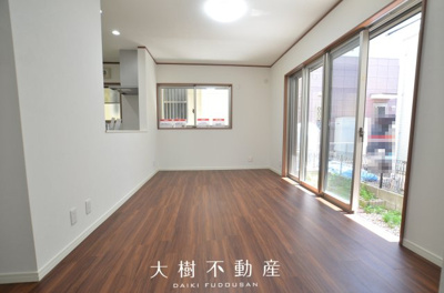 【居間・リビング】 | 綾瀬市上土棚北2丁目　中古戸建て【仲介手数料無料】