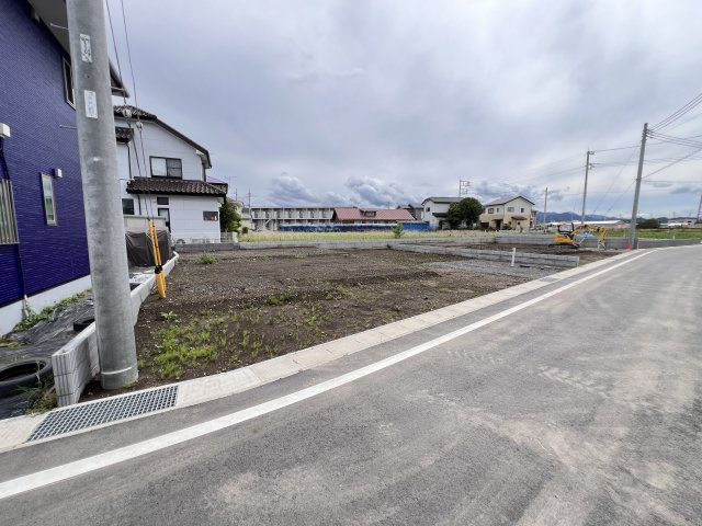 新築　藤岡市藤岡全8棟　Blooming　Garden　6号棟の駐車場|現地写真　駐車スペースは並列2台+1台分可能です！
