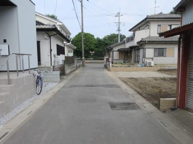 【仲介手数料無料】新築戸建　熊谷市別府2-92（全1棟）の前面道路含む現地写真