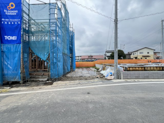 新築　藤岡市藤岡全8棟　Blooming　Garden　7号棟の駐車場|現地写真　駐車スペースは並列2台+1台分可能です！
