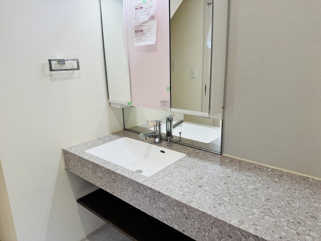 八王子市　石川町　新築一戸建ての独立洗面台|～ワイドカウンタ―付きの独立洗面台　並んで身支度が可能です～