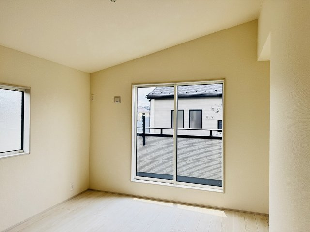 八王子市　石川町　新築一戸建ての寝室|～2階バルコニーに面している7.37帖の主寝室～
