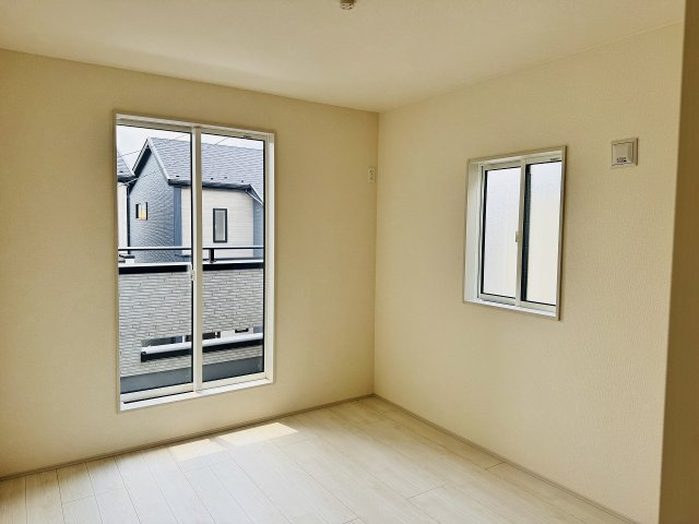 八王子市　石川町　新築一戸建ての洋室|～バルコニーに面している5.25帖の洋室です～