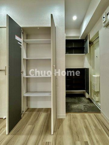 駒形マンションの玄関|【玄関】玄関には大型のシューズクローゼットを設置しておりますのでいつでもスッキリりとした空間を保てます。玄関周りを清潔に使うのはとても大事なことですよね。