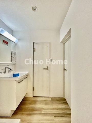 駒形マンションの脱衣所|【洗面所】明るい洗面所は朝をすっきりさせてくれる空間です。バタバタしている忙しい朝でも収納が多い洗面台では短い時間で効率良く支度ができます。