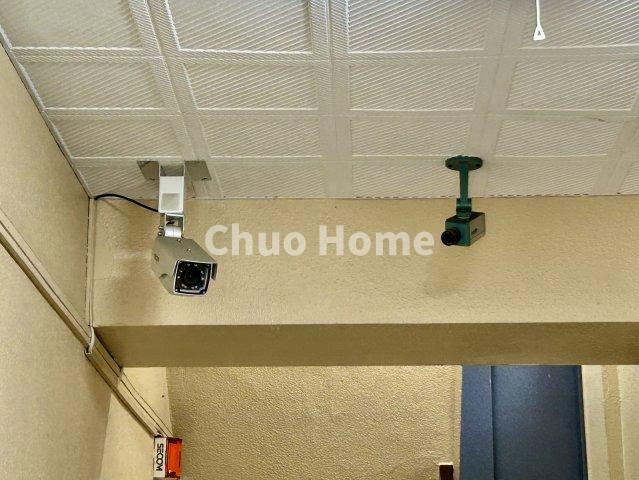 駒形マンションの防犯設備|【防犯カメラ】何かあった時の大事な証拠になることももちろんなりますが、防犯というくらいですので大事なのは防犯カメラがあることによって抑止力につながることですよね。