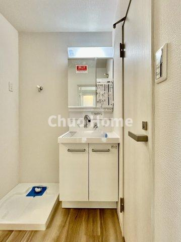 駒形マンションの独立洗面台|【洗面化粧台】身だしなみを整えやすい事はもちろんですが、鏡の後ろに収納スペースを設ける事により、散らかりやすい洗面スペースをすっきりさせる事が出来るのも嬉しいですね