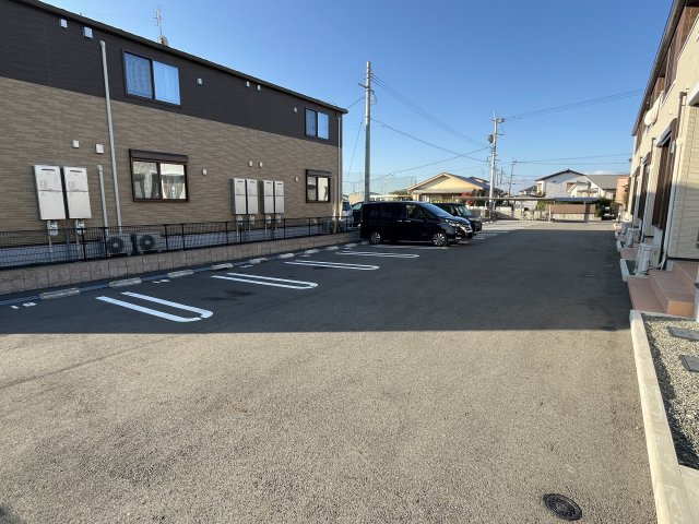 エム・スマイルの駐車場