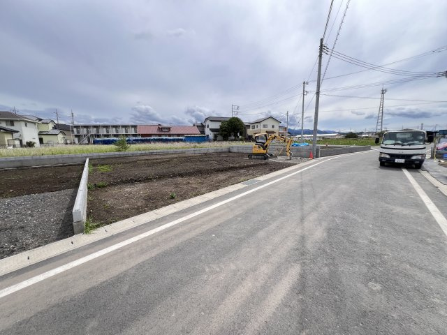 新築　藤岡市藤岡全8棟　Blooming　Garden　8号棟の前面道路含む現地写真|現地写真　北側接道幅員約6ｍ　西側接道幅員約6ｍ