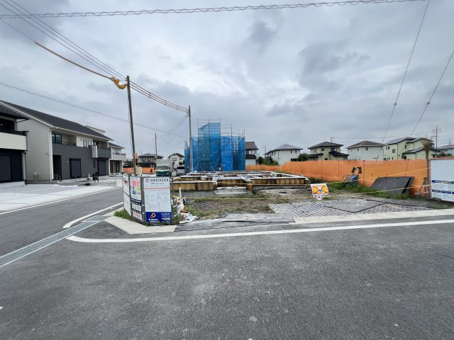 新築　藤岡市藤岡全8棟　Blooming　Garden　8号棟の駐車場|現地写真　駐車スペースは並列2台+1台分可能です！
