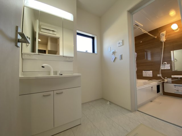【平赤井2期／1号棟】あると嬉しい家電プレゼントキャンペーン実施中(^^♪の独立洗面台|同施工◆洗面所の写真です◆清潔感のある、使い勝手の良い洗面台は、朝が気持ちよく迎えられそうです。三面の鏡をすべて使い、収納スペースをしっかり確保してあるので、歯ブラシなどの収納に便利ですね♪


