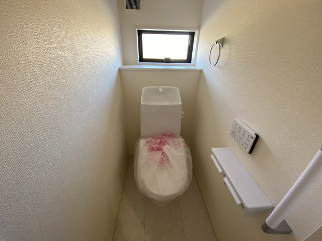 【平赤井2期／1号棟】あると嬉しい家電プレゼントキャンペーン実施中(^^♪のトイレ|同施工◆トイレの写真です◆
便器にフチがないので汚れが隠れて見えない部分がありません。 お手入れがとってもラクラクです♪　一階、二階にそれぞれトイレがございますので、ご家族の多い方でも安心ですね♪

