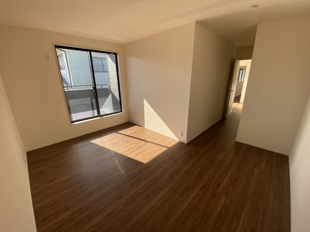 【平赤井2期／1号棟】あると嬉しい家電プレゼントキャンペーン実施中(^^♪の洋室|同施工◆居室の写真です◆　柔らかい陽光が差し込む明るいお部屋を演出☆　使い勝手の良い間取りなので、ご家族の状況の変化にも耐えられますね。


