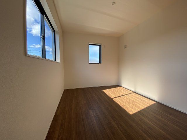 【平赤井2期／1号棟】あると嬉しい家電プレゼントキャンペーン実施中(^^♪の洋室|同施工◆居室の写真です◆　充分な広さの収納を備え、採光良好な洋室は、快適空間。プライベートの時間もゆったりお寛ぎ頂けそうです。

