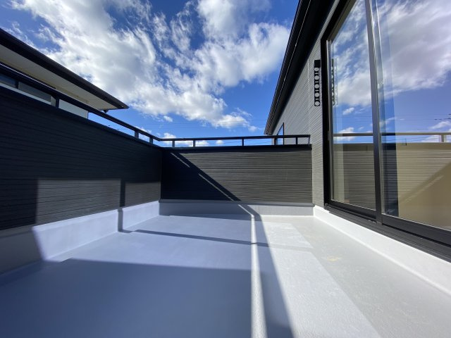 【平赤井2期／1号棟】あると嬉しい家電プレゼントキャンペーン実施中(^^♪のバルコニー|同施工◆バルコニーの写真です◆　
洗濯物から布団まで一度にたくさん干せて便利です♪
眺めのよいバルコニーで、あなただけのリラックスタイムを☆

