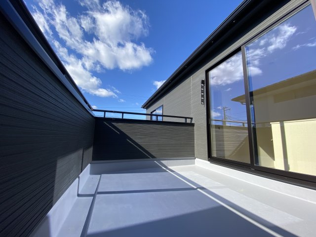 【平赤井2期／1号棟】あると嬉しい家電プレゼントキャンペーン実施中(^^♪のバルコニー|同施工◆バルコニーの写真です◆明るく風通しの良い空間です。バルコニーには二部屋から出入りできます♪たくさん干せてよく乾き、いつもふかふかの洗濯物！心地よい日差しやさわやかな風を感じることができます

